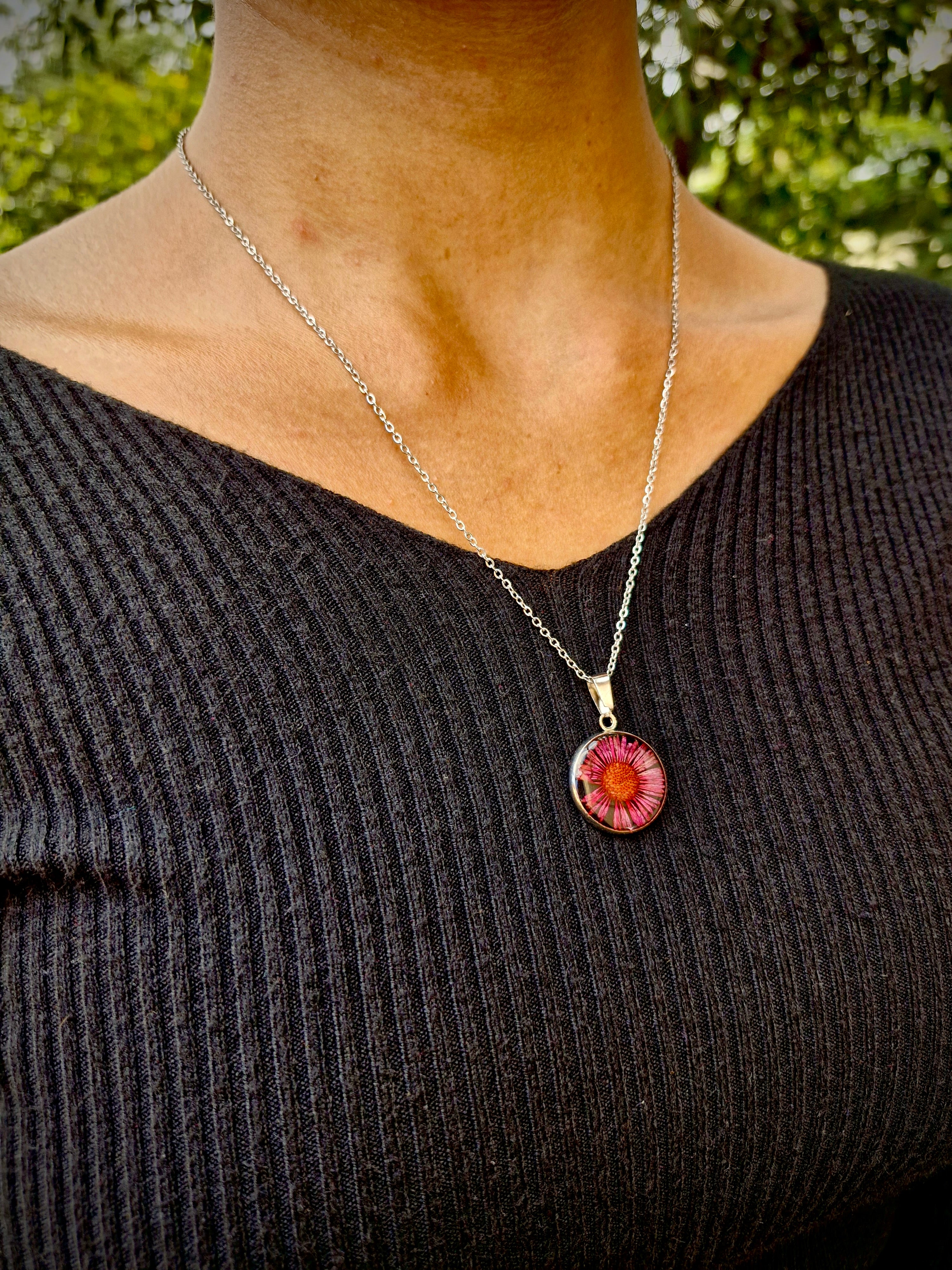 Pink Daisy Pendant Necklace – Handcrafted by Artclassique