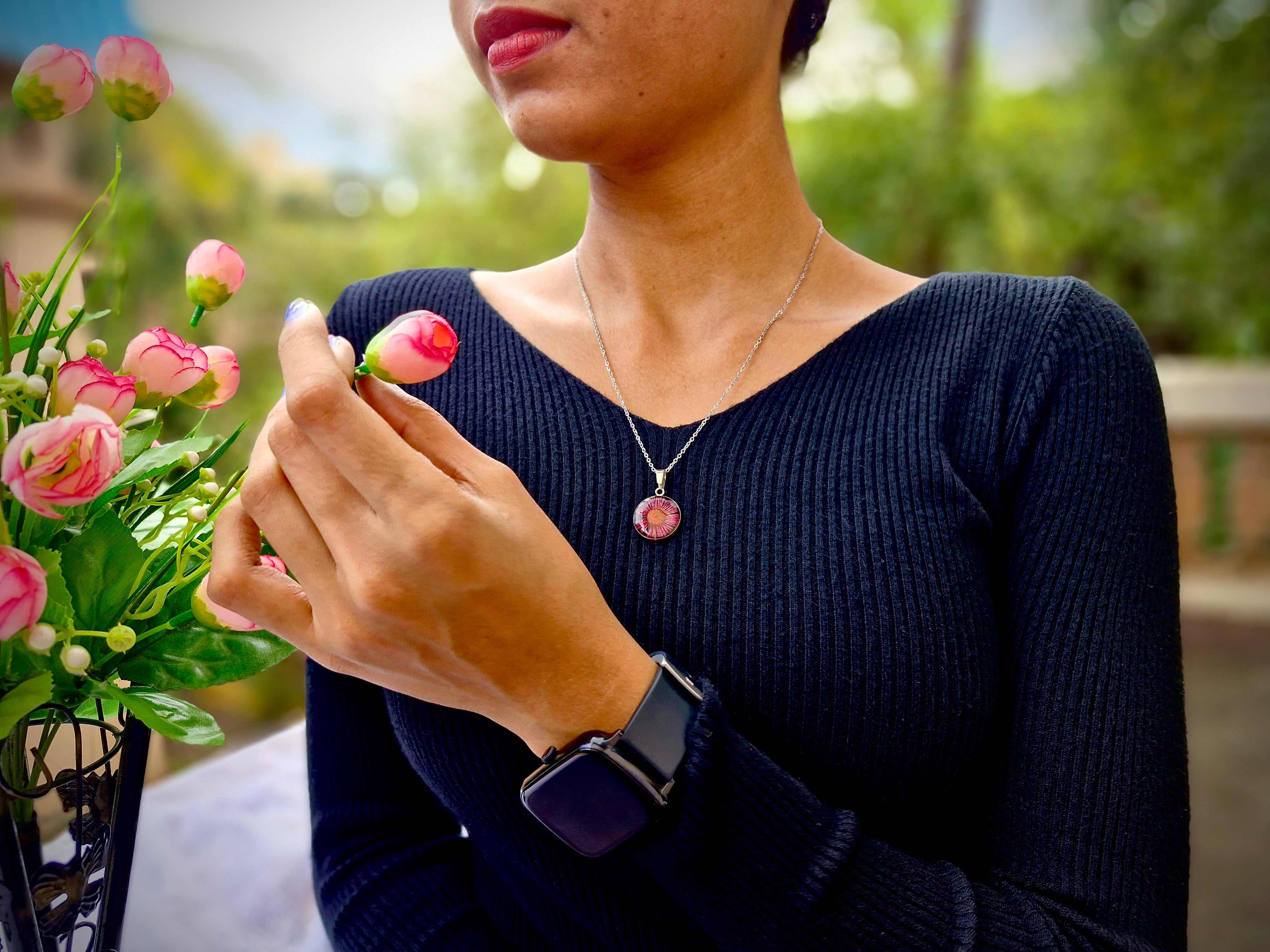 Pink Daisy Pendant Necklace – Handcrafted by Artclassique